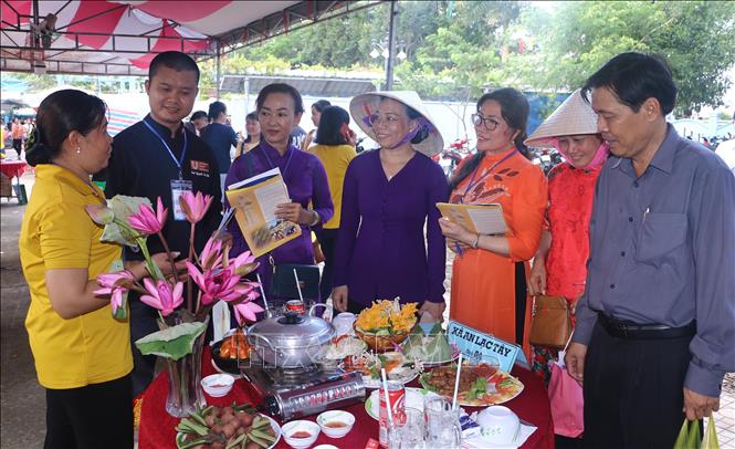Lãnh đạo UBND tỉnh Sóc Trăng cùng các sở, ban, ngành tham quan gian hàng trưng bày cây ăn trái tại Lễ hội sông nước miệt vườn ở Cồn Mỹ Phước, huyện Kế Sách. Ảnh Tuấn Phi-TTXVN